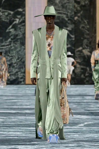 Look 18